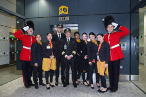 L’equipaggio di Air India dà il benvenuto "tradizionale" al Terminal 2 di Heathrow.