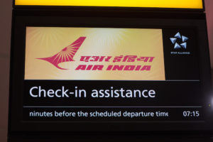 Logo di Air India sopra i banchi check-in al Terminal 2 di Heathrow