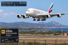 Atterraggio Emirates a Olbia Costa Smeralda.jpg Atterraggio Emirates a Olbia Costa Smeralda.jpg