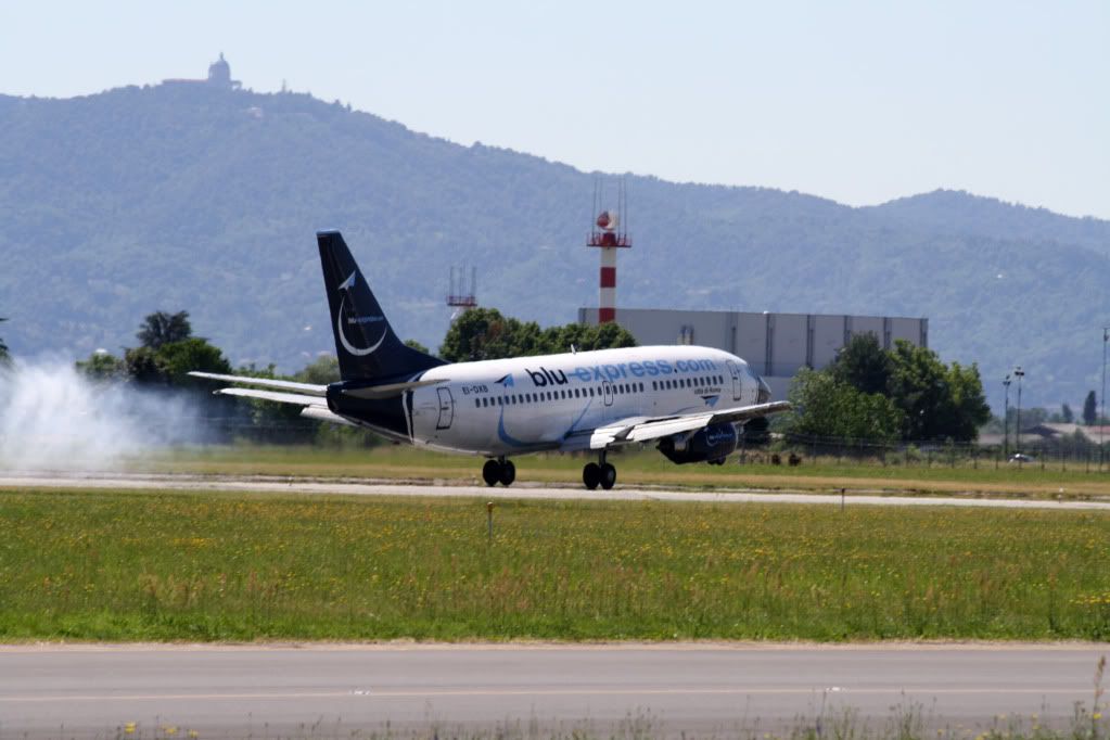 737BluExpress.jpg