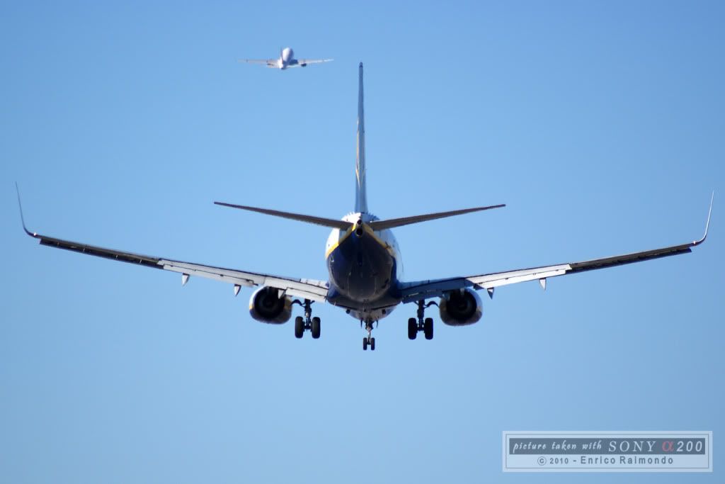 Boeing-737-80-Ryanair-LDGMarseille.jpg