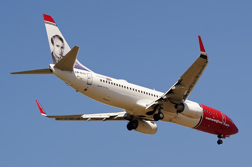 Boeing-737-800-NorwegianPisa.jpg