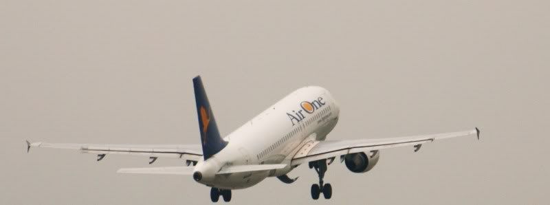 B737AirOneunknowntakedoffrwy36.jpg