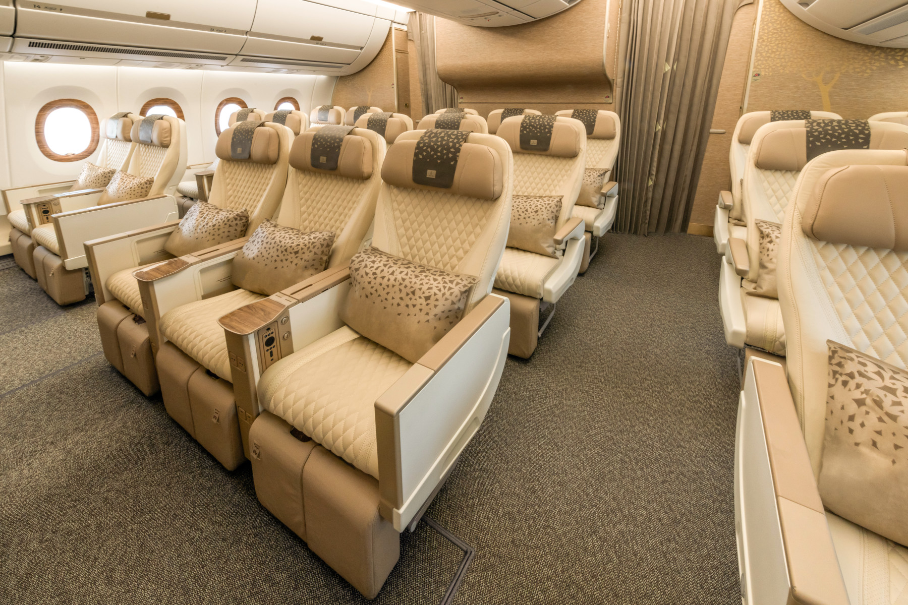Emirates riceve il primo Airbus A350, l’aereo che «rompe» il duopolio della sua flotta: schermi 4k e connessione web ovunque