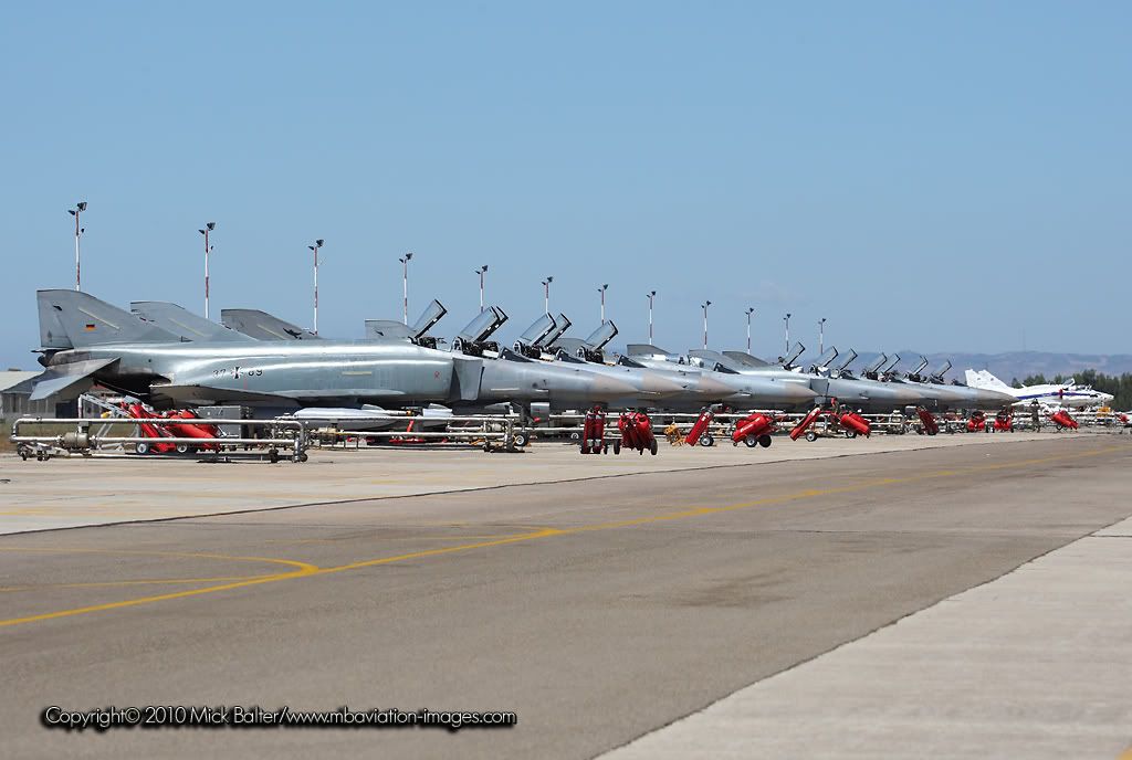MBAviationImagesDeciDoFltLineUpFr.jpg