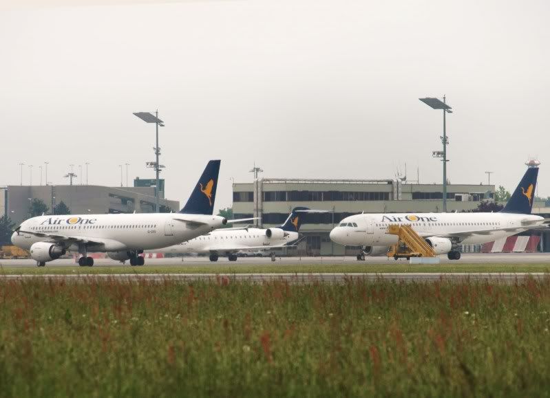 EI-DSQtakiaheadotherAirOne.jpg