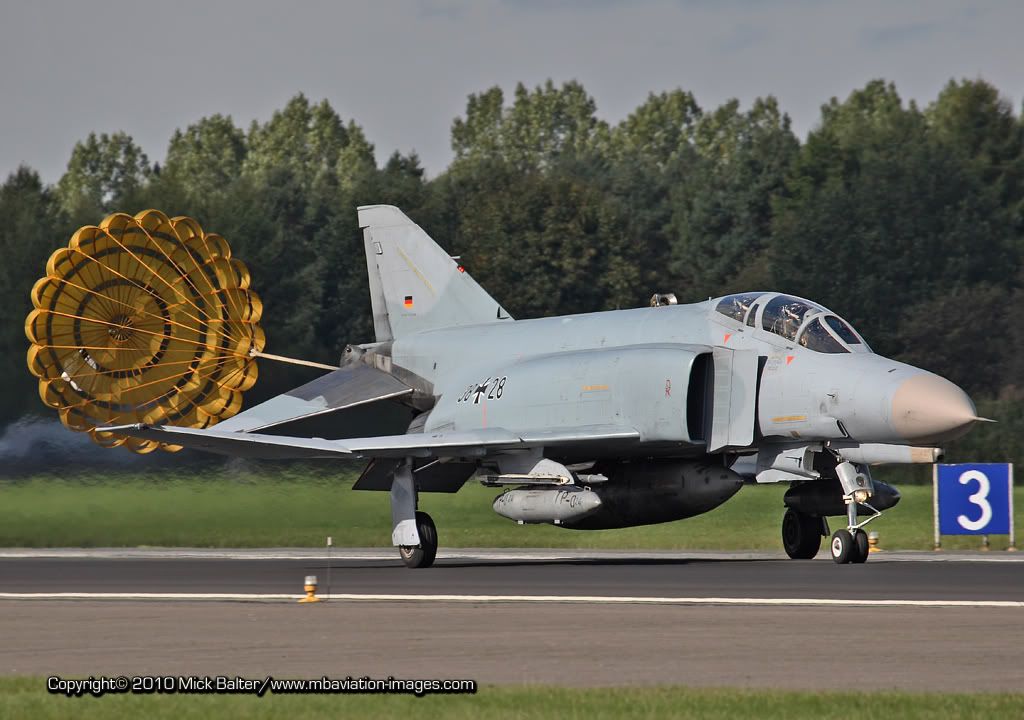 MBAviationImagesETNTPhantomWaveTwoRwyChuteFr.jpg