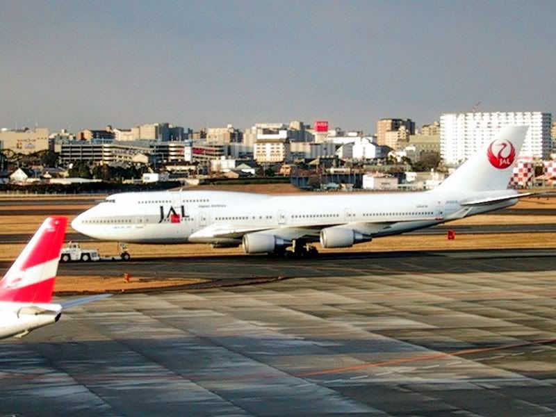 jal744_1.jpg