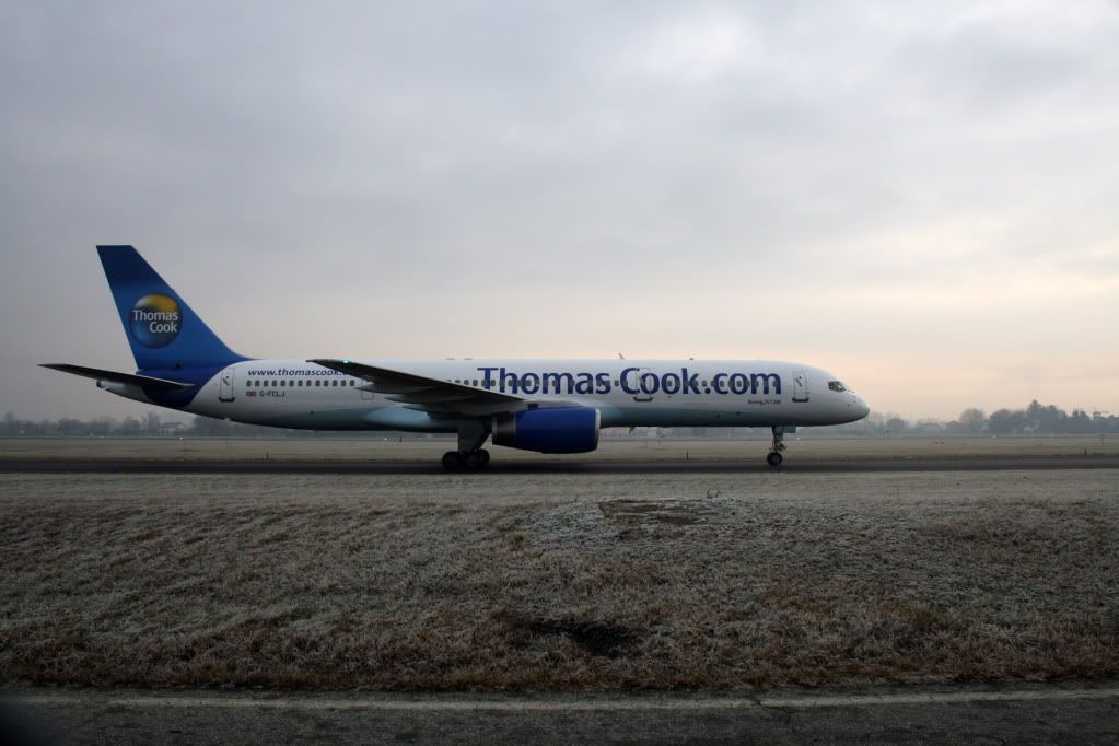 757-200ThomasCookcopy.jpg