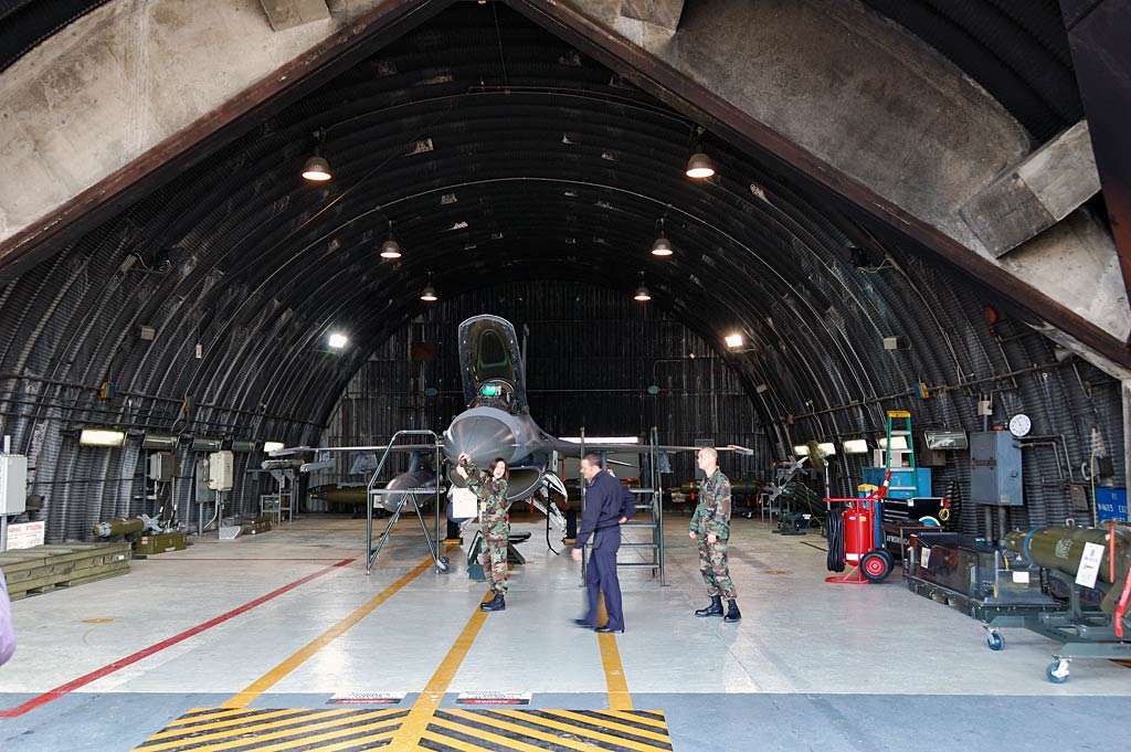 hangar_weapons.jpg