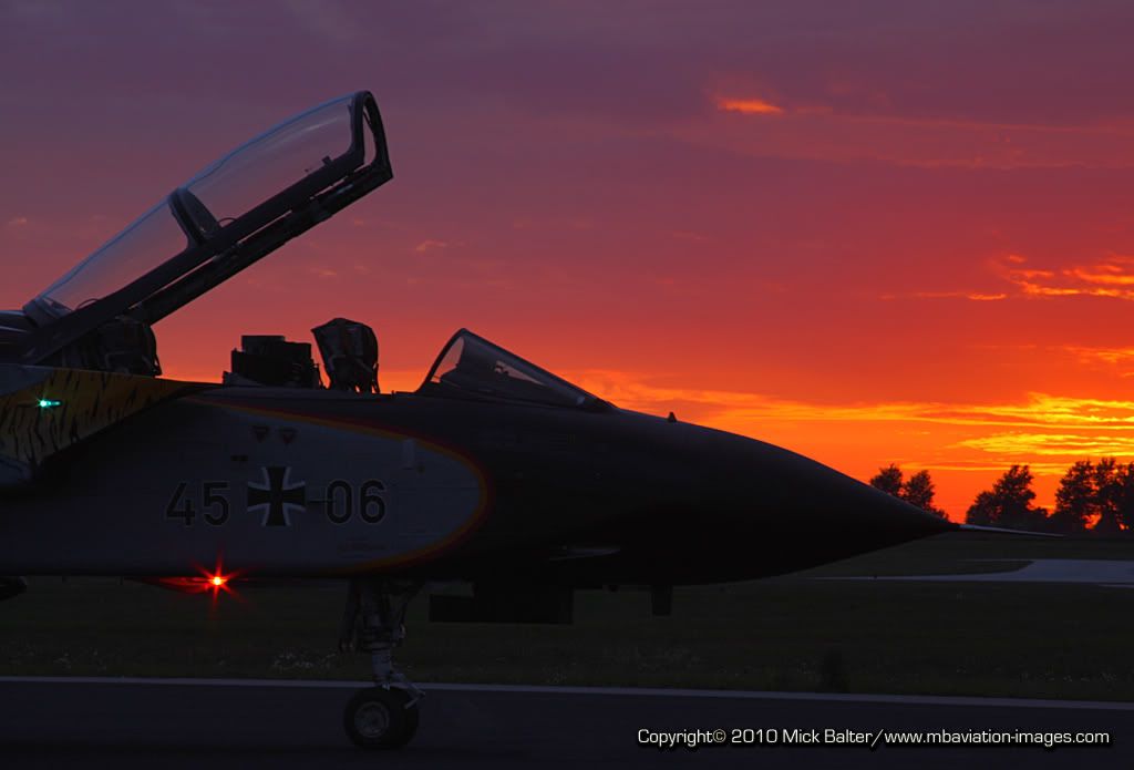MBAviationImagesJagelTigerRwySunsetZweiFr.jpg