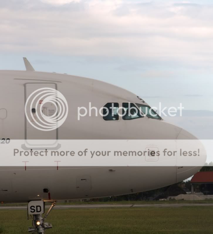EI_DSD_threeincockpittaxiwayB.jpg