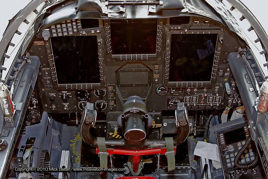 MBAviationImagesBealeCockpitZweiFr.jpg