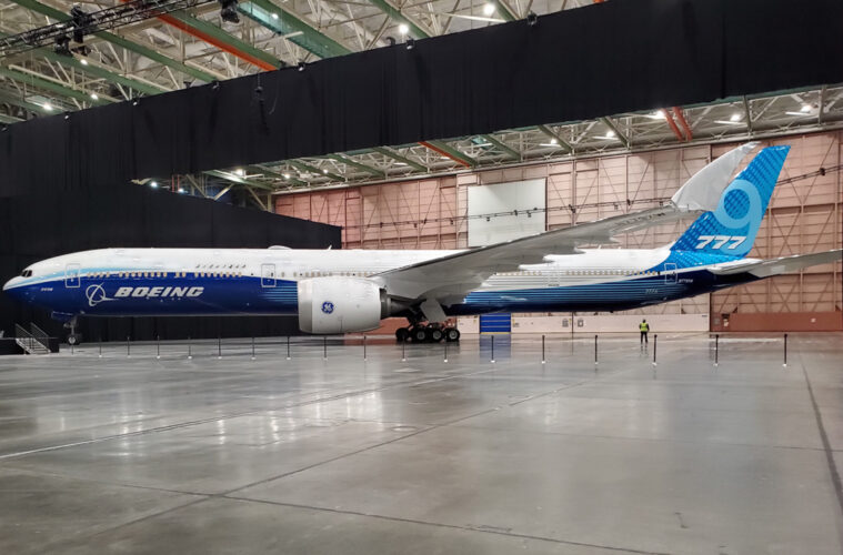 777X-Roll-Out_01_resize-759x500.jpg