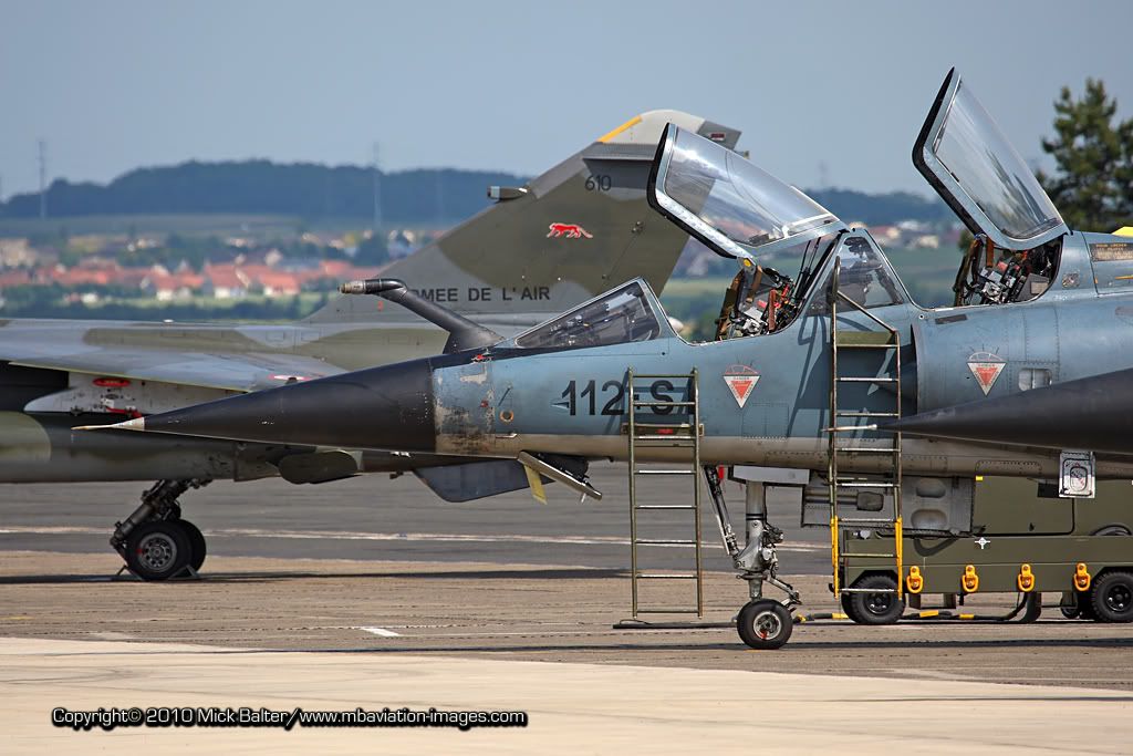 MBAviationImagesReimsDualFltLineFr.jpg