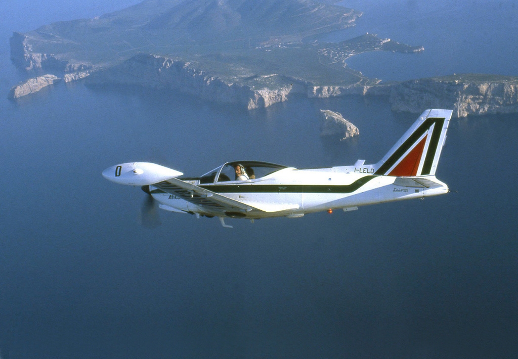 SIAI-Marchetti_SF-260_I-LELD_Alitalia.jpg