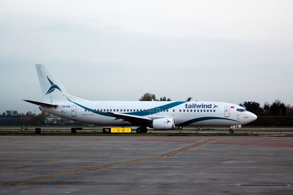 737tail.jpg