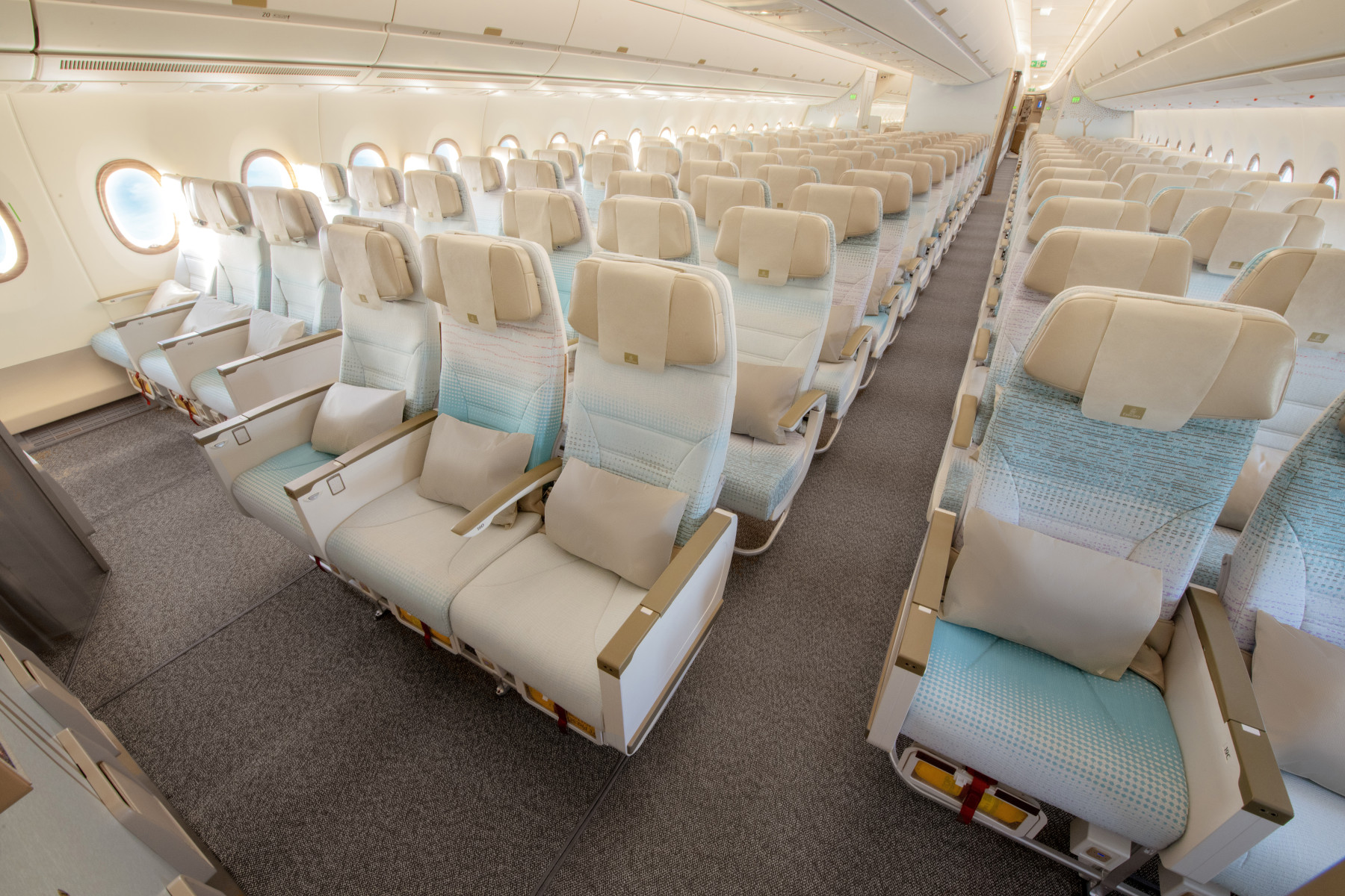 Emirates riceve il primo Airbus A350, l’aereo che «rompe» il duopolio della sua flotta: schermi 4k e connessione web ovunque