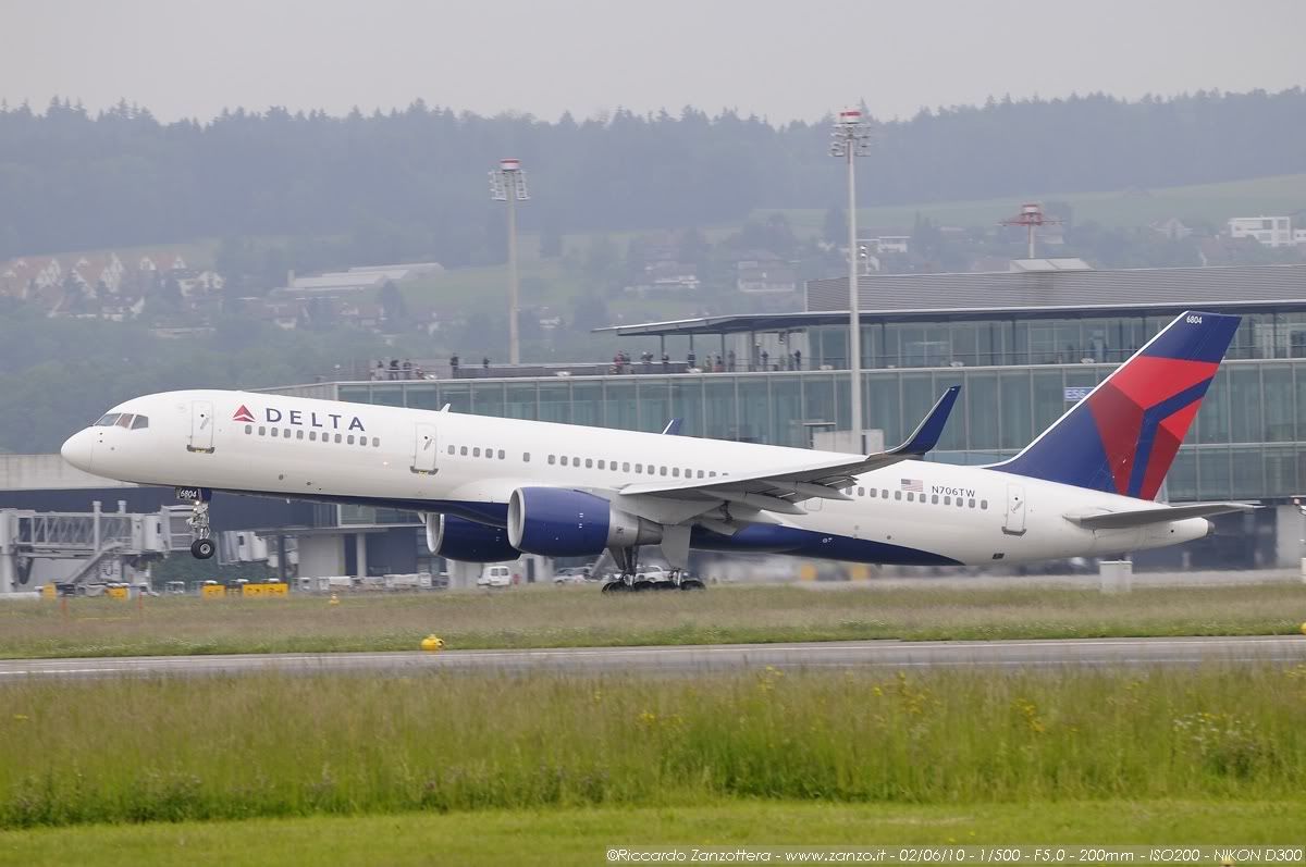Delta_N706TW_B757_BSC71205_02062010.jpg