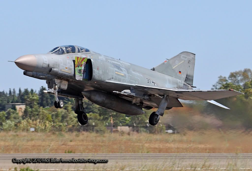 MBAviationImagesDeciDoRwyDepLowFuenfFr.jpg