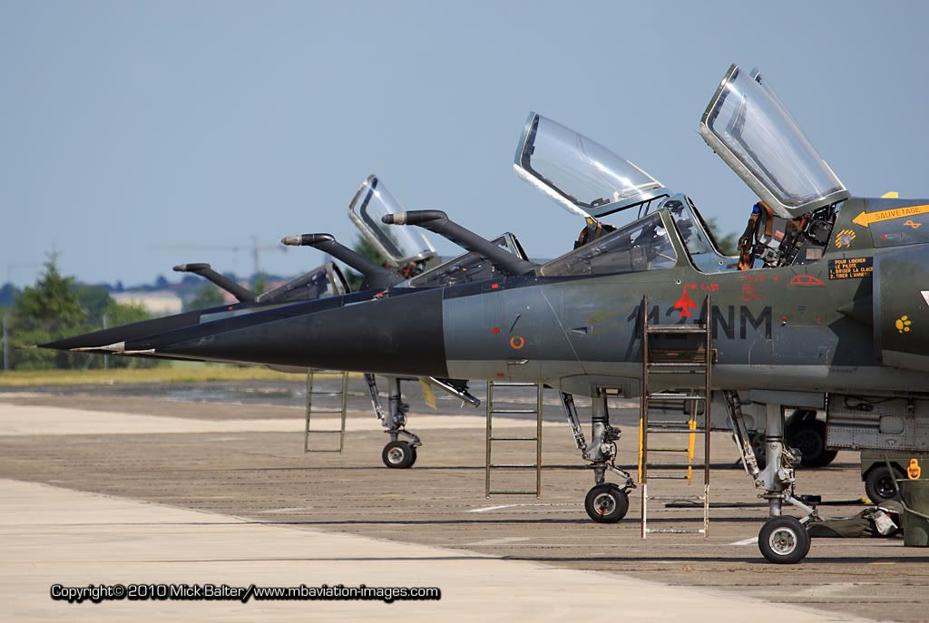 MBAviationImagesReimsCRFltLineNosesZweiFr.jpg