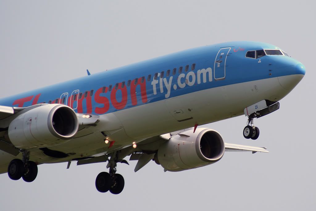 Boeing-737-ThomsonflyMAN.jpg