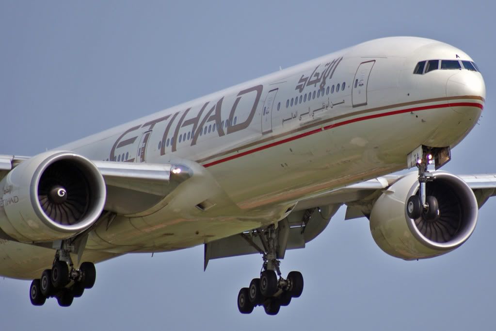 Boeing-777-Ethiad-luci-e-ombreMAN.jpg