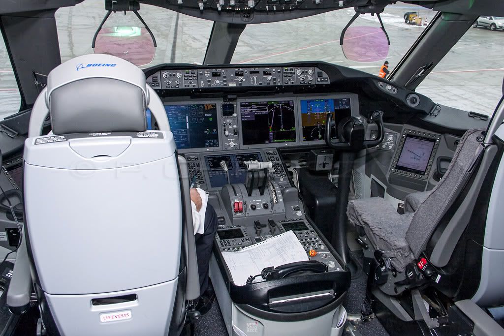 787_CockpitBS.jpg