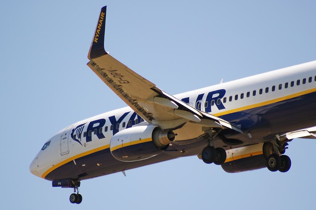 Boeing-737-800-Ryan-ldgPisa.jpg