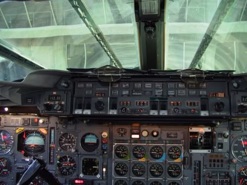 011_cockpit3.jpg