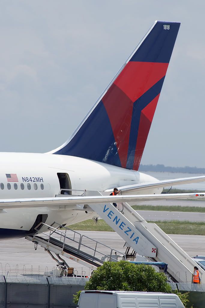 767-tail-Delta.jpg