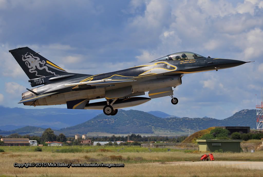 MBAviationImagesDeciViperOnFinalZwe.jpg