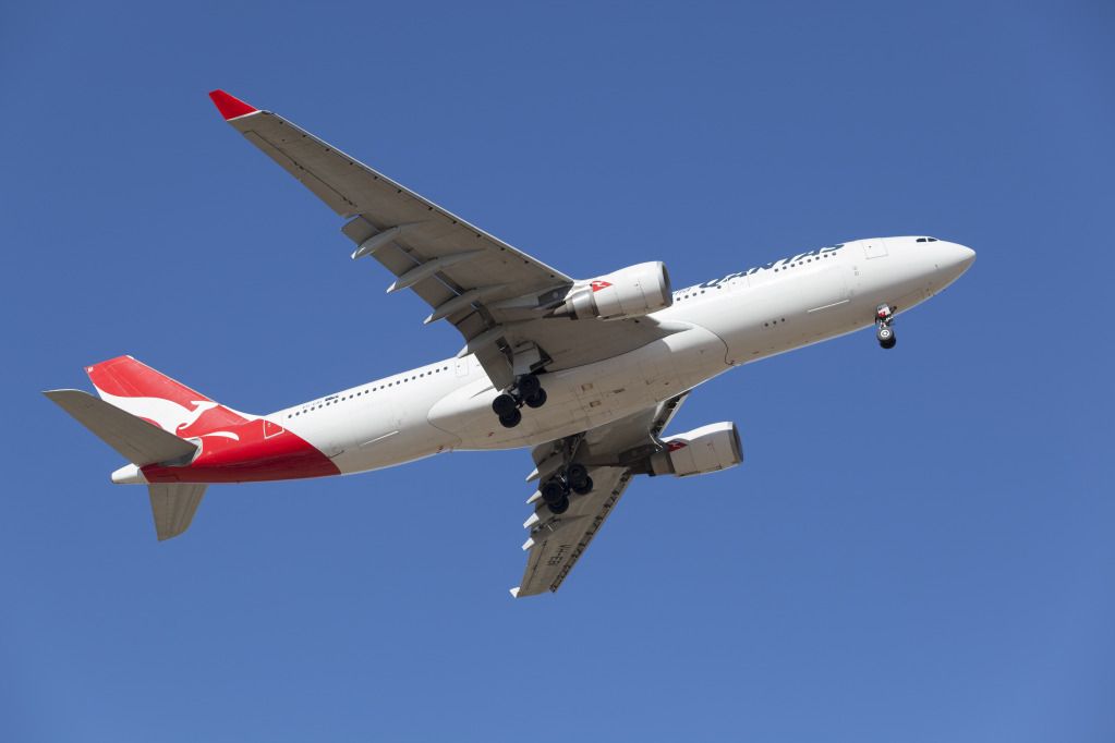 QANTAS330-202VH-EBI.jpg
