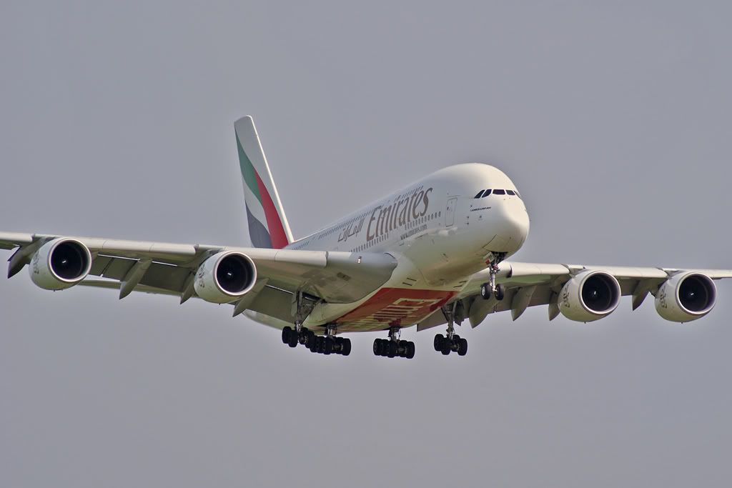 A380-800-EmiratesMAN-luci-e-ombre.jpg