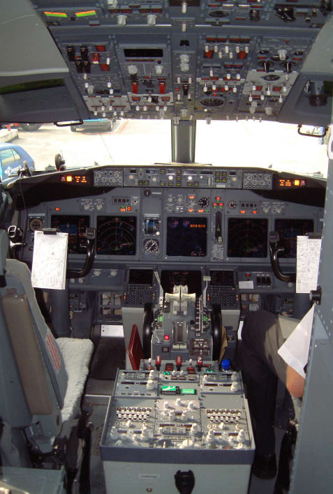 flightdeck737ng.jpg