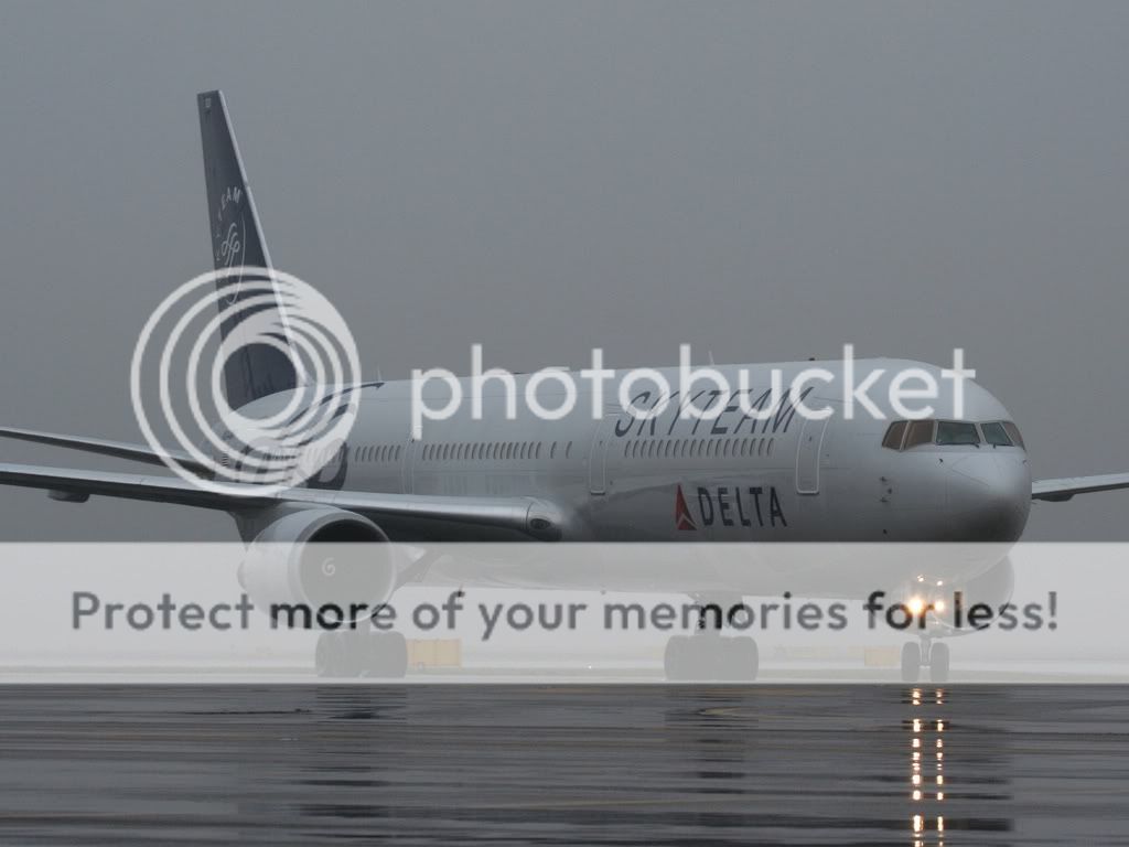 N844MH_01.jpg