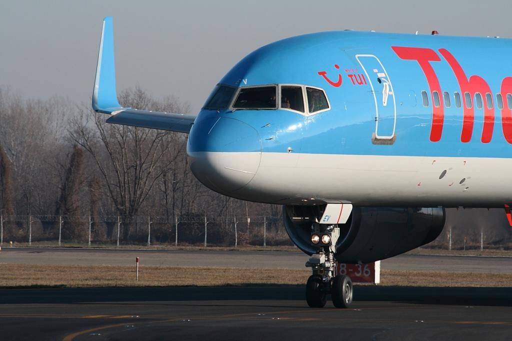 B757Thomson2_zpsea405d51.jpg