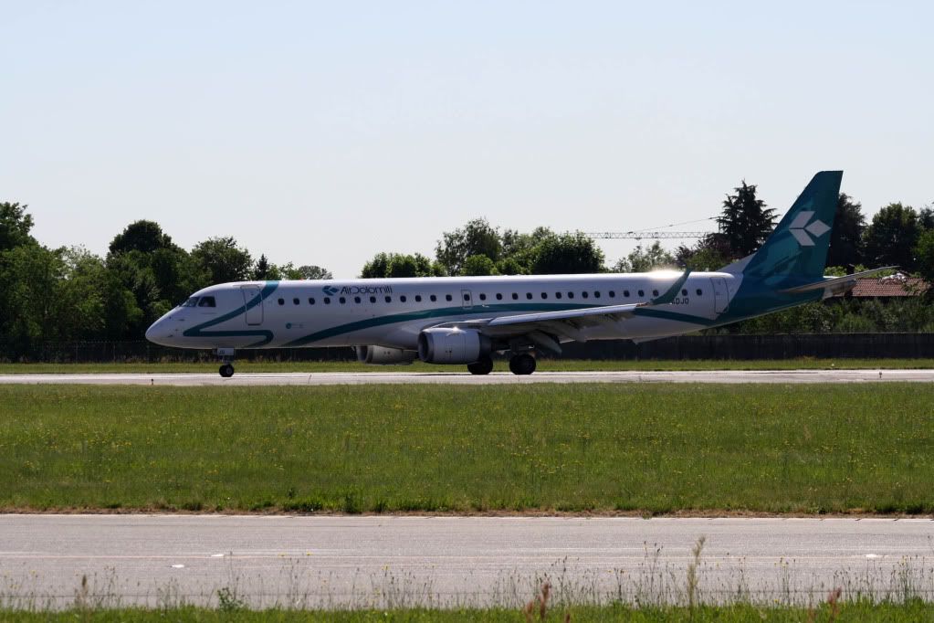 E195AirDolomiti-1.jpg