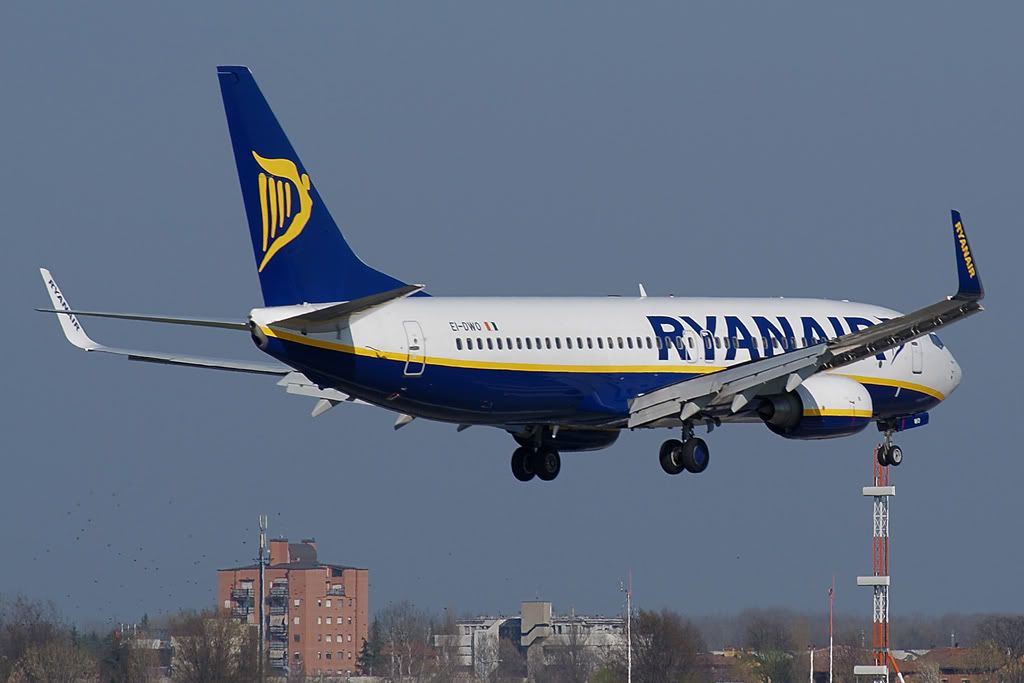 Boeing-737-800-RyanBLQ.jpg