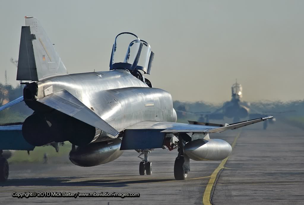 MBAviationImagesETNTSecondWavetaxiingHintenZweiFr.jpg