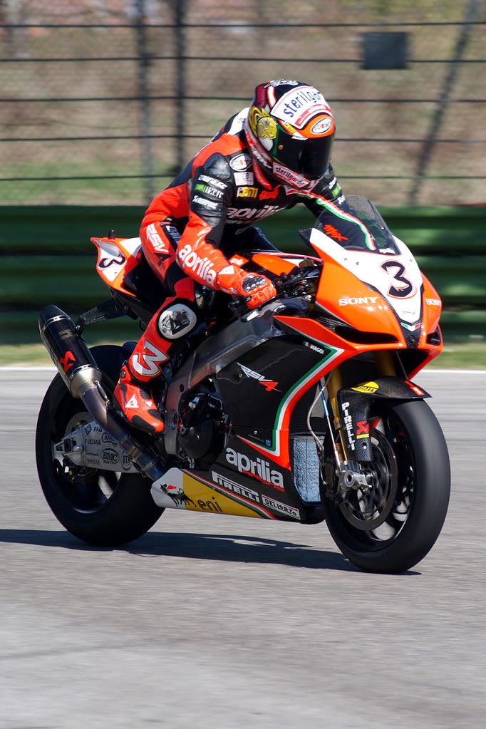 Aprilia-Ufficiale-RSV4-No3-Biaggi.jpg