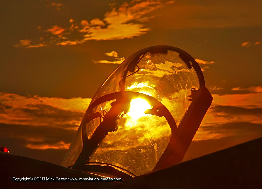 MBAviationImagesJagelTigerRwySunsetCockpitZweiFr.jpg