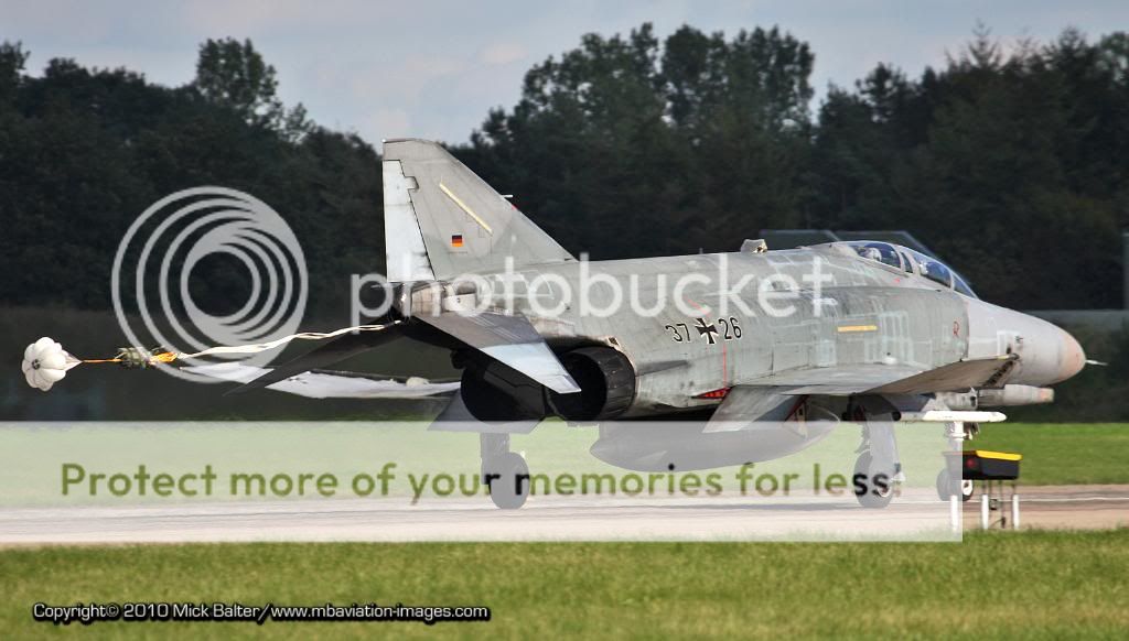 MBAviationImagesETNTPhantomWaveTwoRwyChuteZweiPanoFr.jpg
