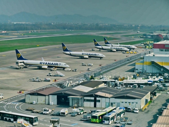 Aeroporto di Bergamo, entra in pista e muore risucchiato dal motore di un aereo: voli sospesi Aeroporto di Bergamo, entra in pista e muore risucchiato dal motore di un aereo: voli sospesi